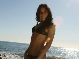 Vidéo porno mobile : Vania Rodriguez strip à la plage